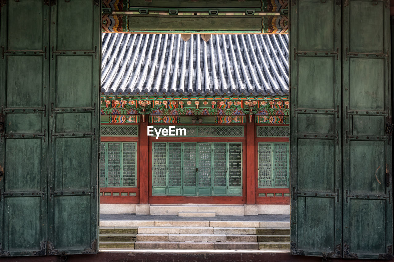 One of the main palace door entrances in changdeok gung palace in seoul, south korea. 