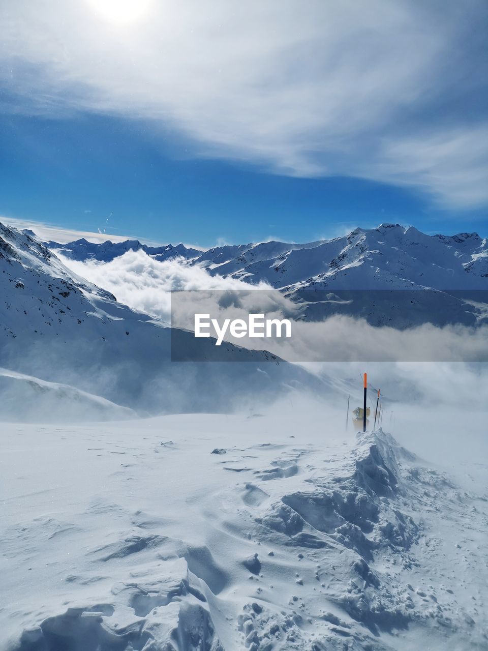 SNOWCAPPED MOUNTAIN AGAINST SKY