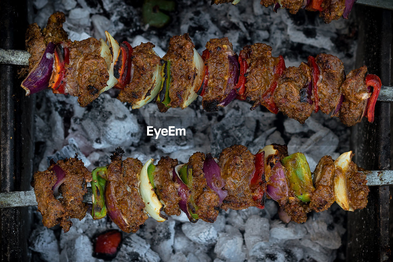 CLOSE-UP OF FRESH VEGETABLES ON BARBECUE