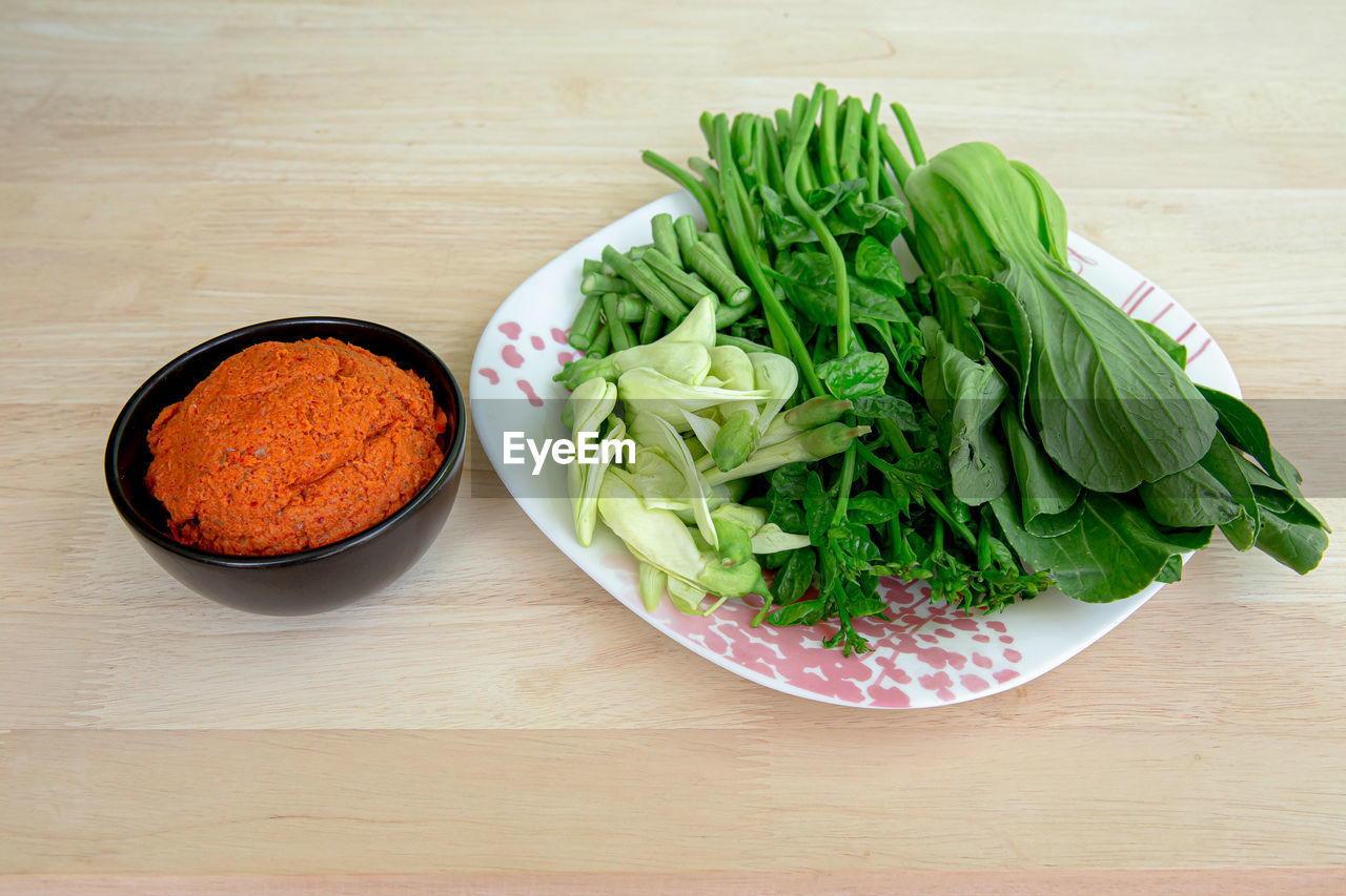 HIGH ANGLE VIEW OF VEGETABLES ON TABLE