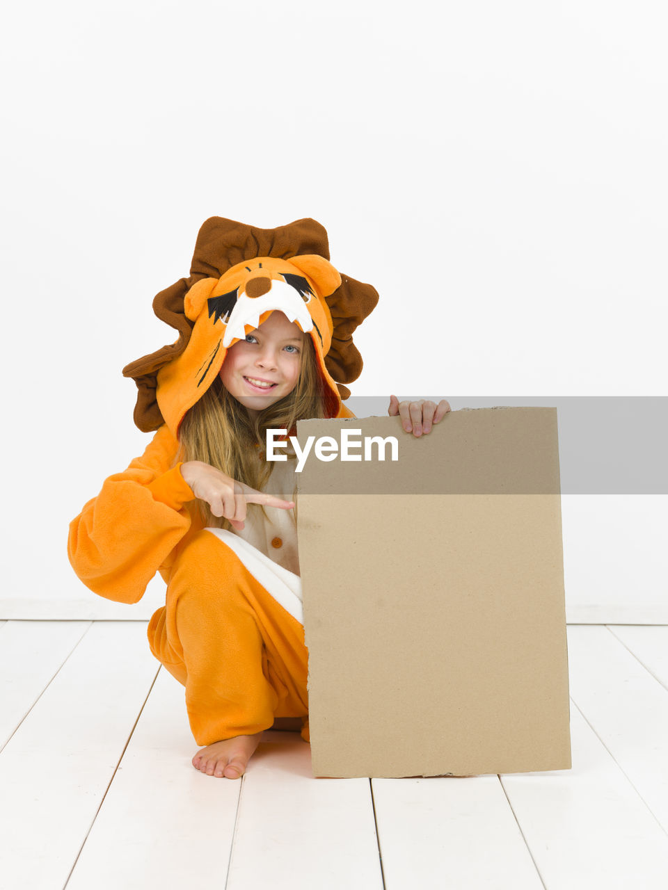 PORTRAIT OF YOUNG WOMAN ON FLOOR