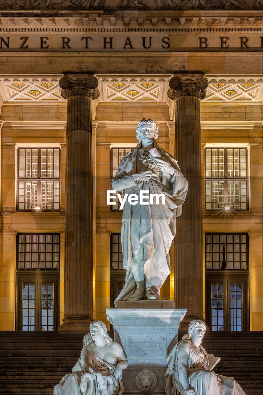 LOW ANGLE VIEW OF STATUE OUTSIDE BUILDING