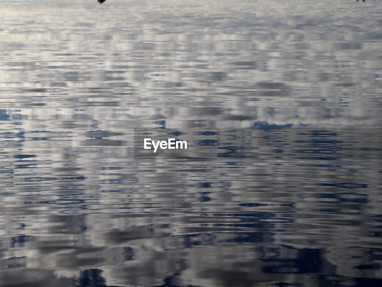 HIGH ANGLE VIEW OF RIPPLED WATER