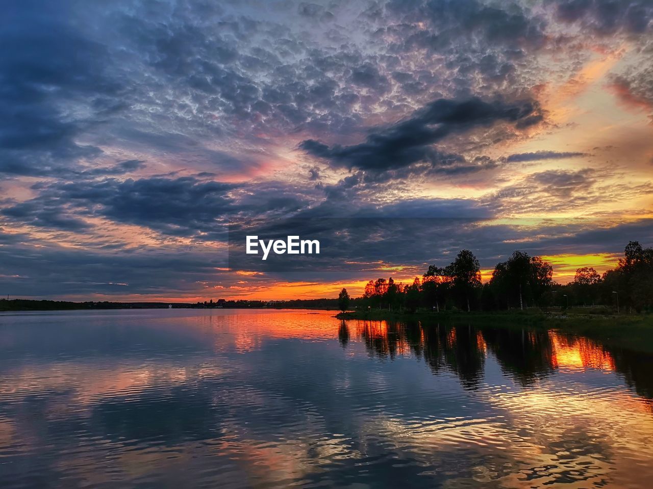 SCENIC VIEW OF LAKE AGAINST DRAMATIC SKY