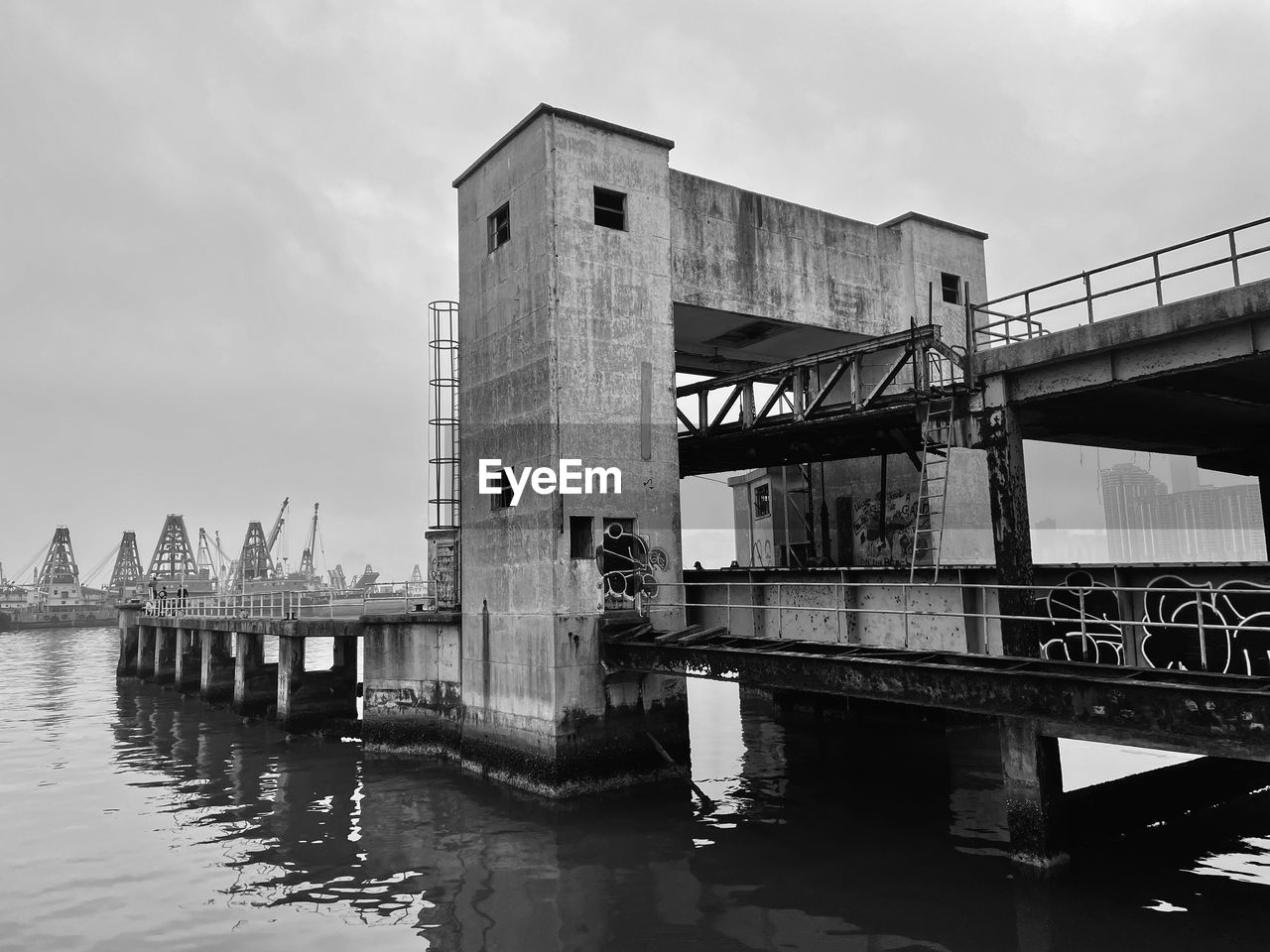 architecture, water, built structure, bridge, sky, black and white, monochrome, monochrome photography, transportation, nature, cloud, building exterior, river, waterway, urban area, reflection, city, travel destinations, cityscape, no people, outdoors, pier, travel, day, building