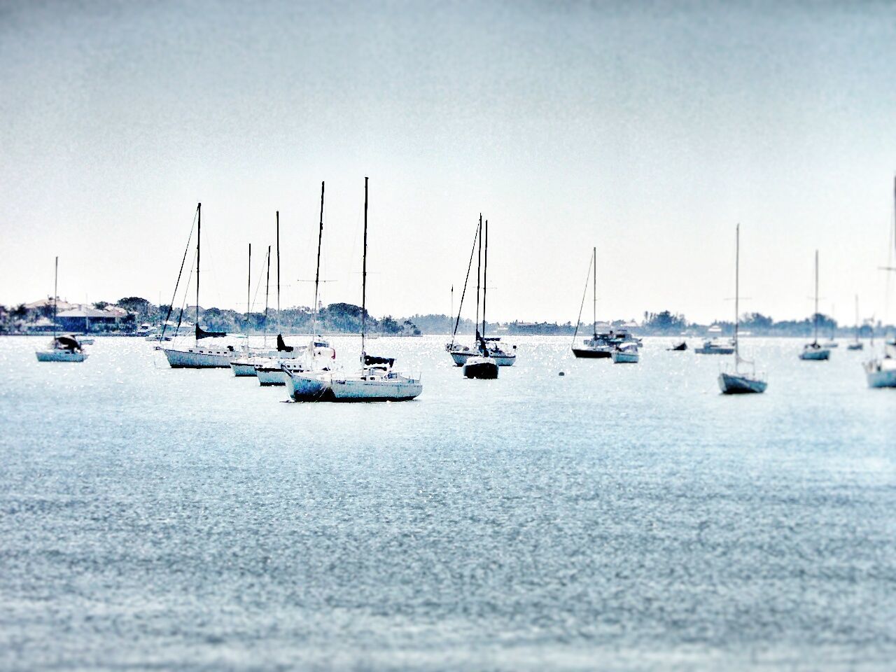 BOATS IN SEA AGAINST SKY