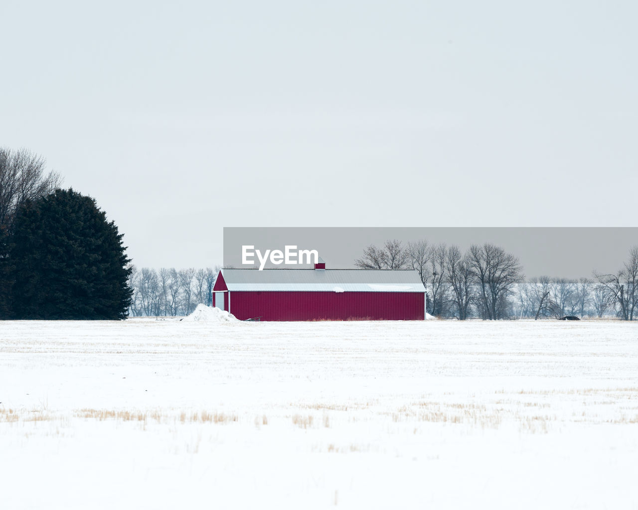 BUILT STRUCTURE ON SNOW COVERED LANDSCAPE AGAINST SKY