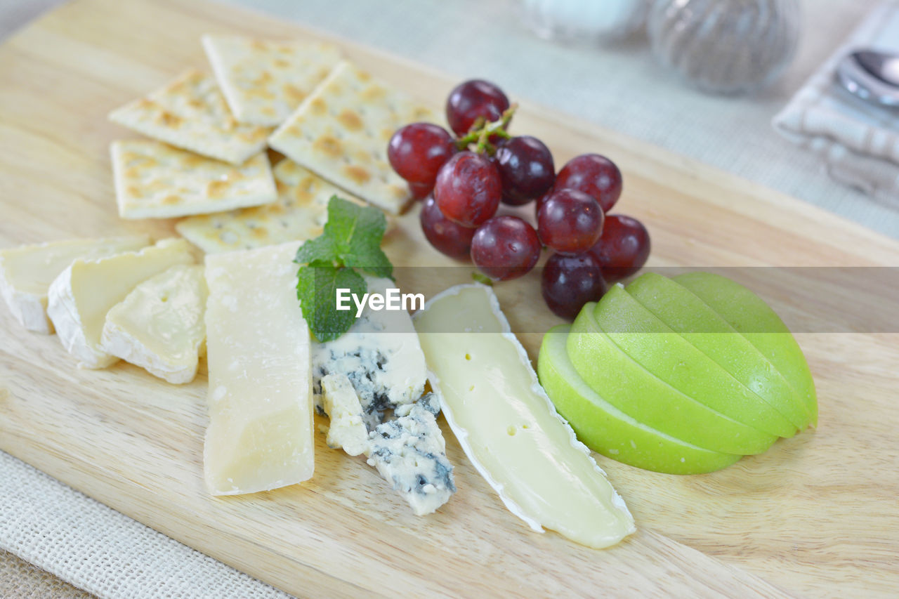 HIGH ANGLE VIEW OF GRAPES ON TABLE