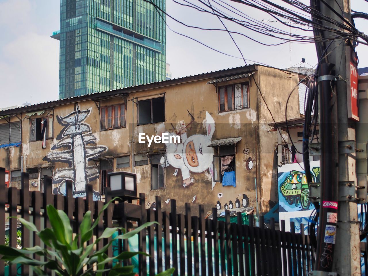 LOW ANGLE VIEW OF GRAFFITI ON BUILDING IN CITY