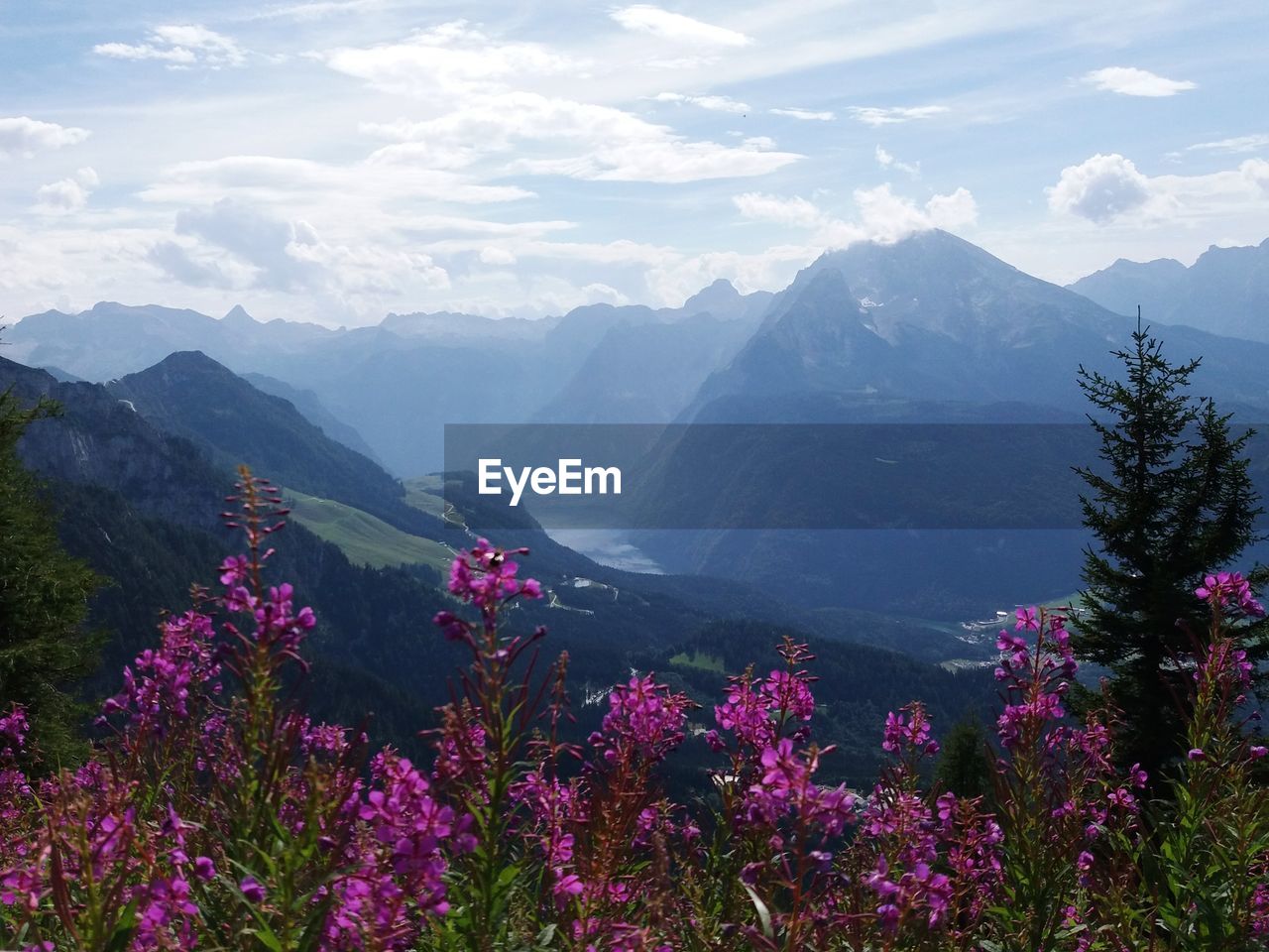 SCENIC VIEW OF MAJESTIC MOUNTAINS AGAINST SKY