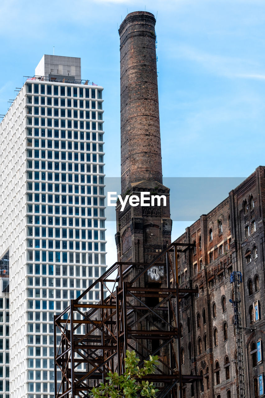 LOW ANGLE VIEW OF BUILDINGS IN CITY