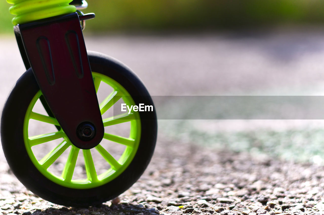 green, wheel, transportation, vehicle, lawn, nature, no people, road, focus on foreground, day, grass, bicycle, outdoors, land vehicle, tire