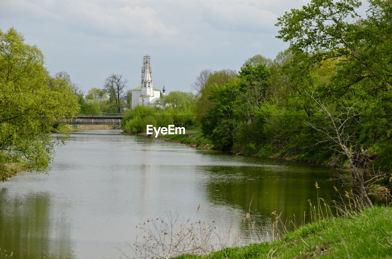 SCENIC VIEW OF LAKE BY TREES AGAINST SKY