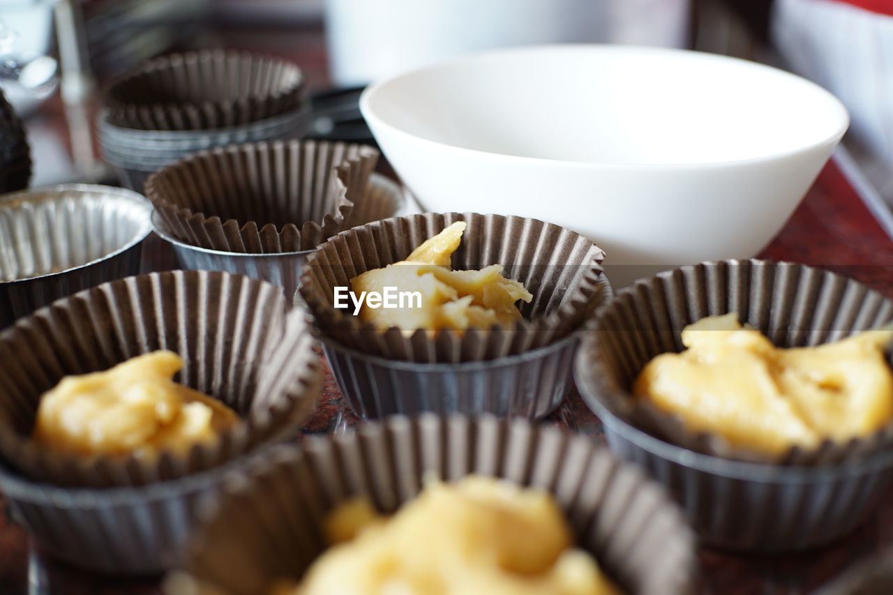 CLOSE-UP OF CUPCAKES IN PLATE