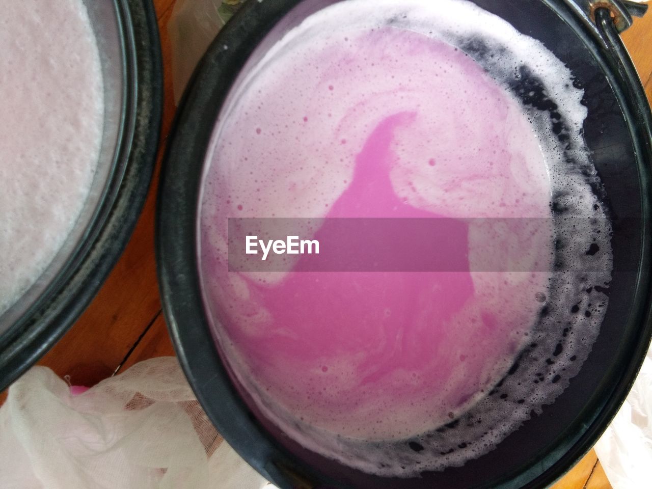 HIGH ANGLE VIEW OF PINK DRINK ON TABLE