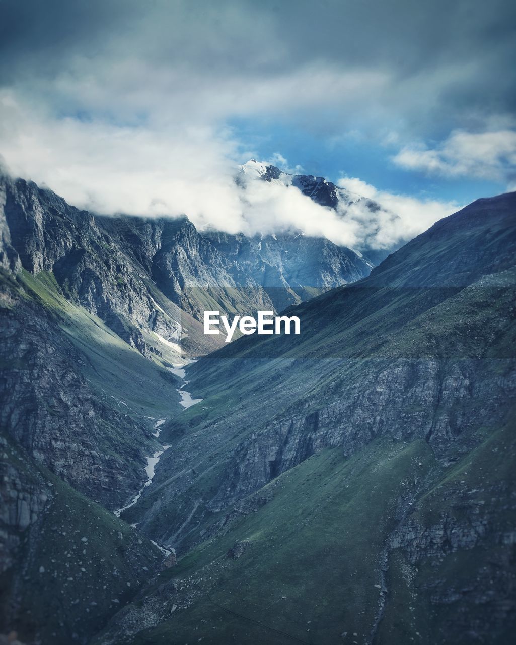 SCENIC VIEW OF SNOWCAPPED MOUNTAINS