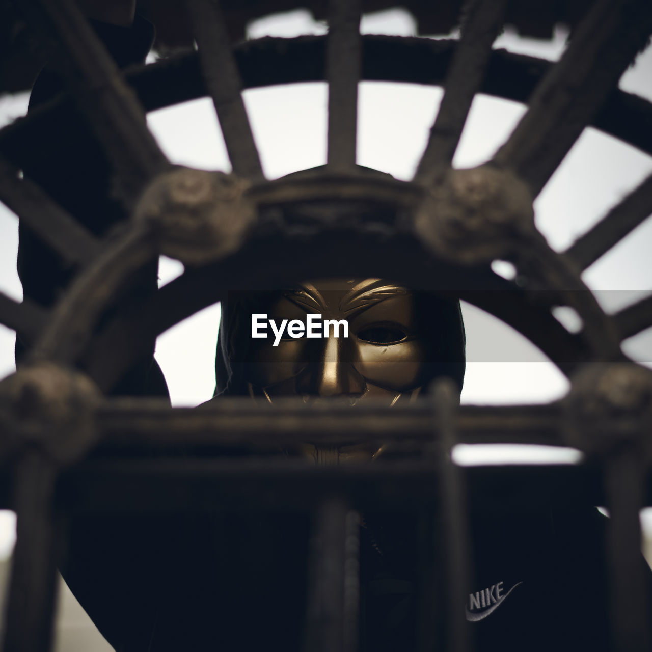 LOW ANGLE VIEW OF CROSS STATUE AGAINST BLURRED BACKGROUND