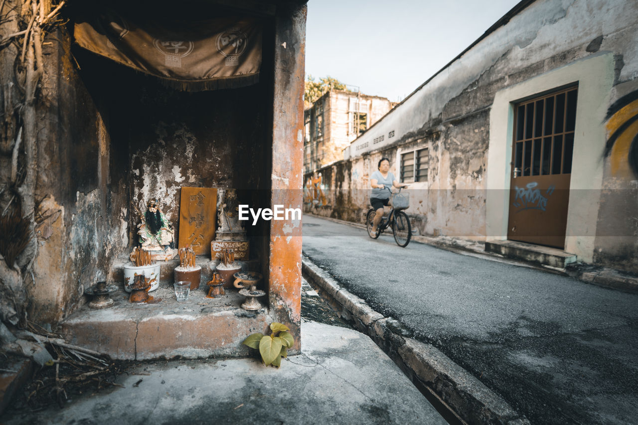 STREET AMIDST OLD BUILDINGS IN CITY