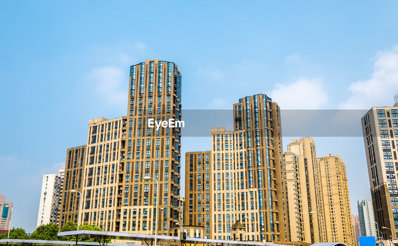 LOW ANGLE VIEW OF MODERN BUILDING AGAINST SKY