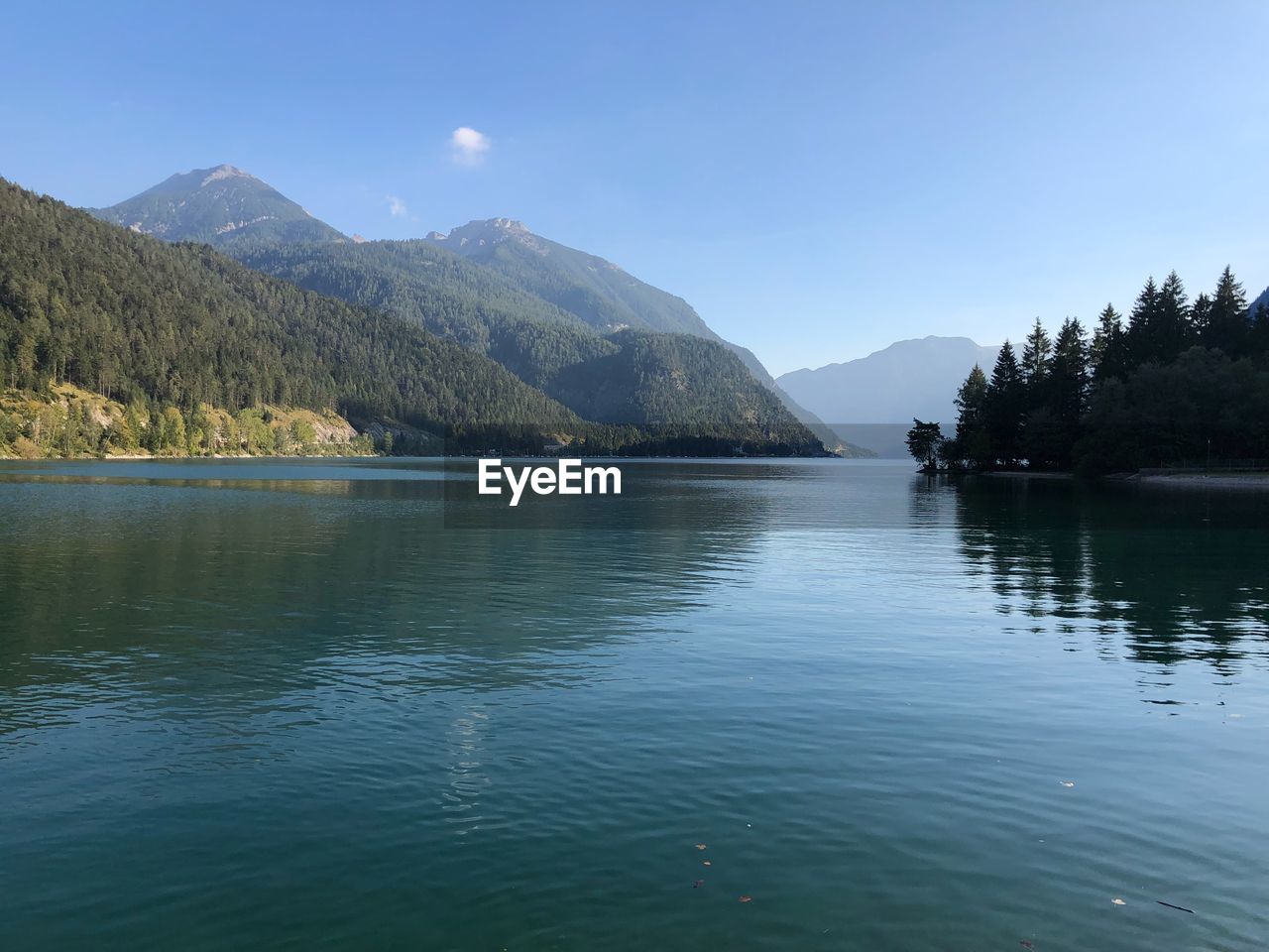 SCENIC VIEW OF LAKE AGAINST MOUNTAINS