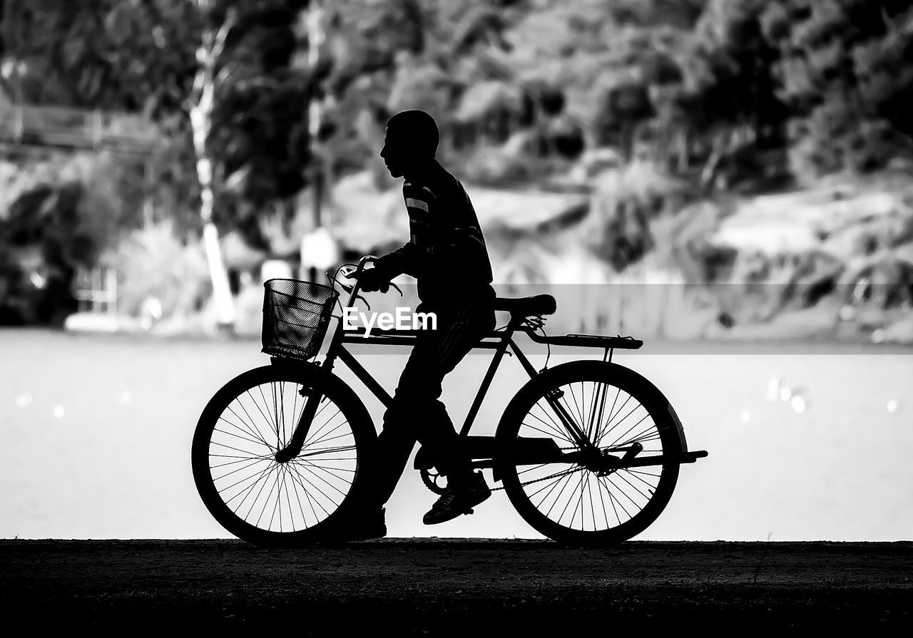 SIDE VIEW OF A BICYCLE AGAINST BLURRED BACKGROUND