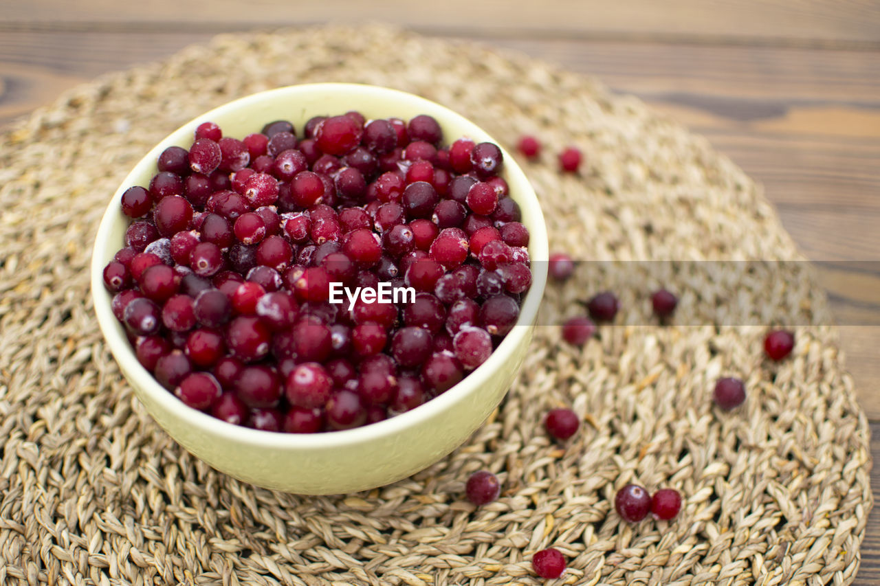 HIGH ANGLE VIEW OF RASPBERRIES IN BOWL