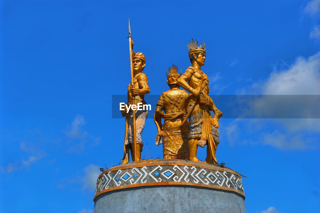 LOW ANGLE VIEW OF STATUE