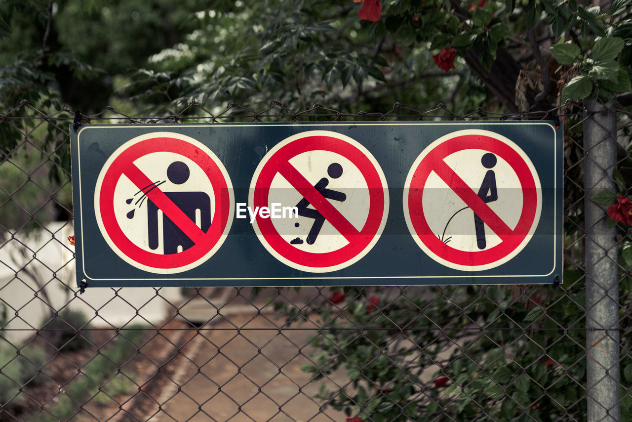 CLOSE-UP OF WARNING SIGN ON FENCE