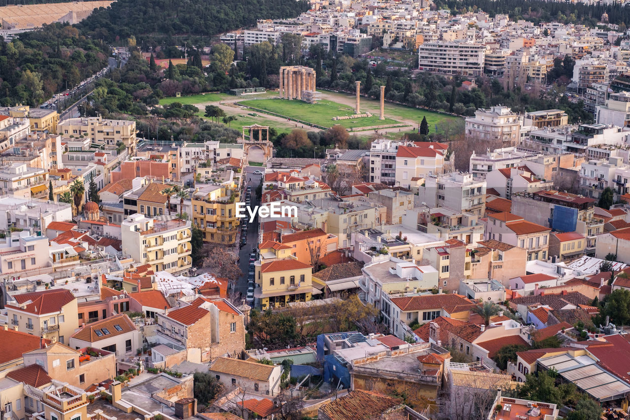 HIGH ANGLE VIEW OF BUILDINGS IN TOWN