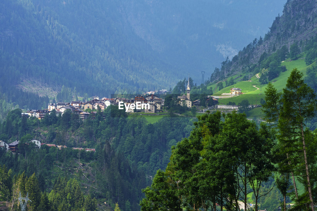 SCENIC VIEW OF TOWN BY BUILDINGS