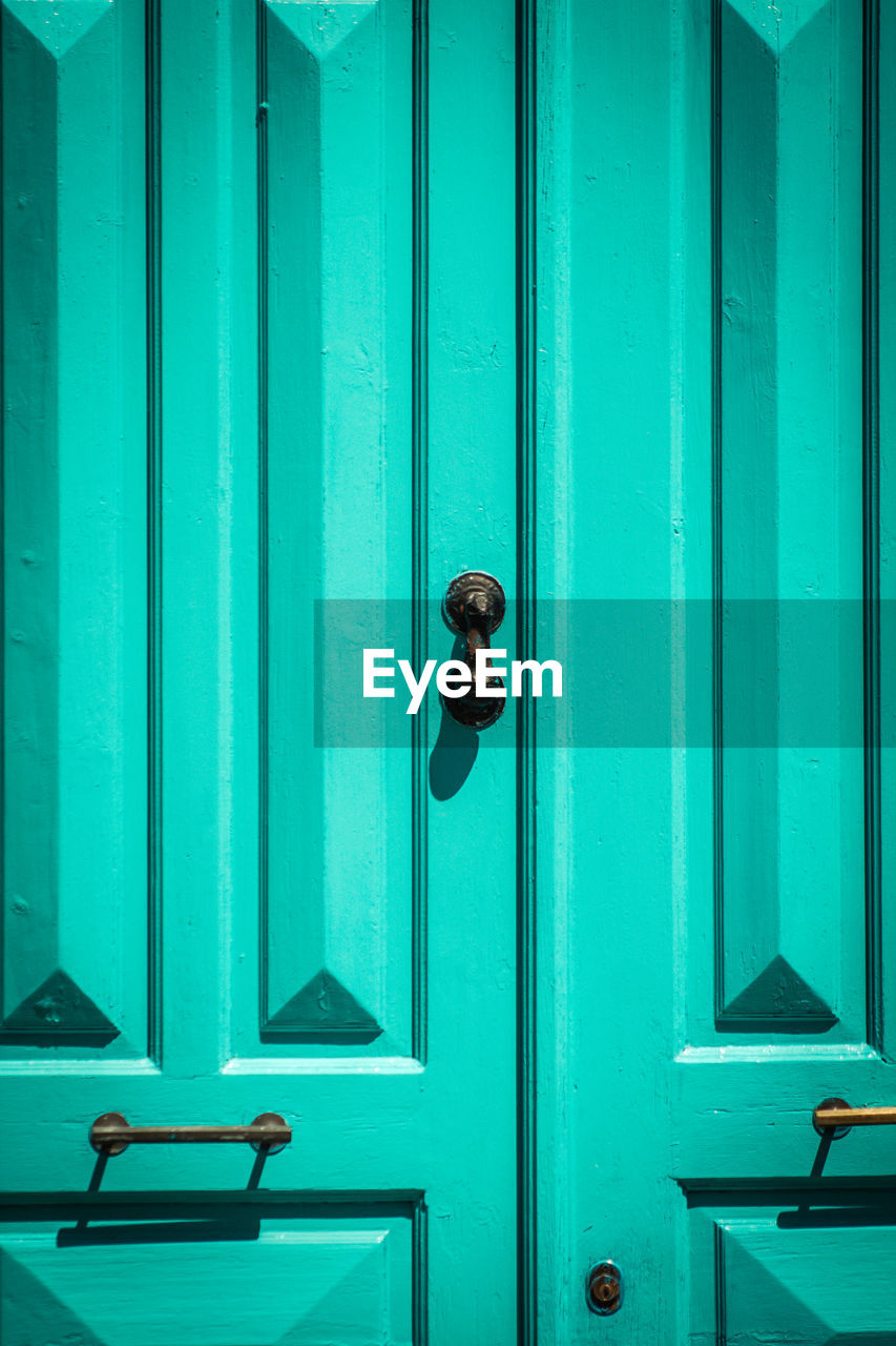 CLOSE-UP OF CLOSED BLUE DOOR