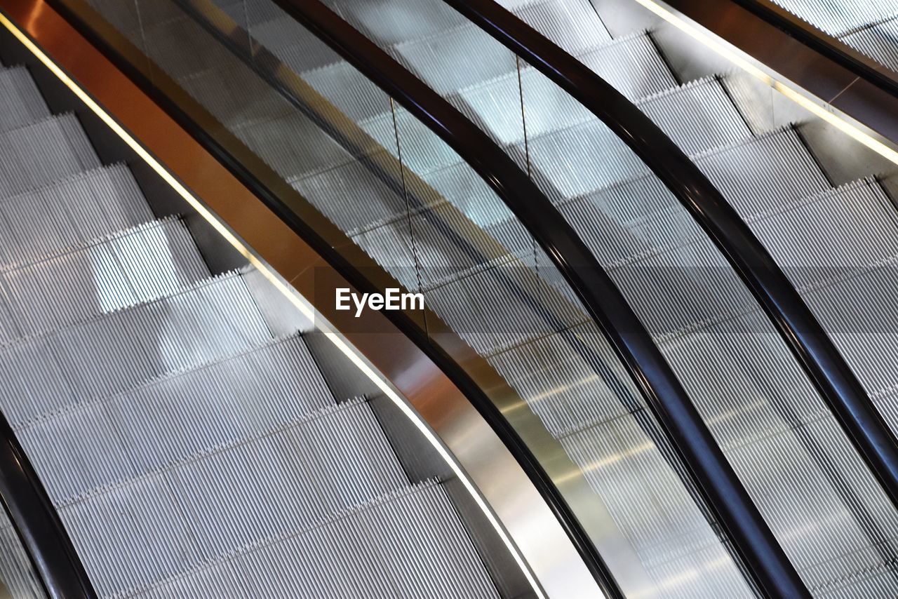 HIGH ANGLE VIEW OF ESCALATOR IN OFFICE BUILDING