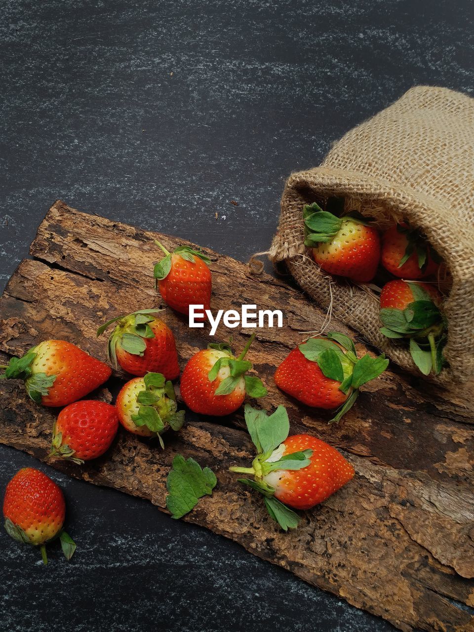 HIGH ANGLE VIEW OF FRESH FRUITS IN CONTAINER ON TABLE