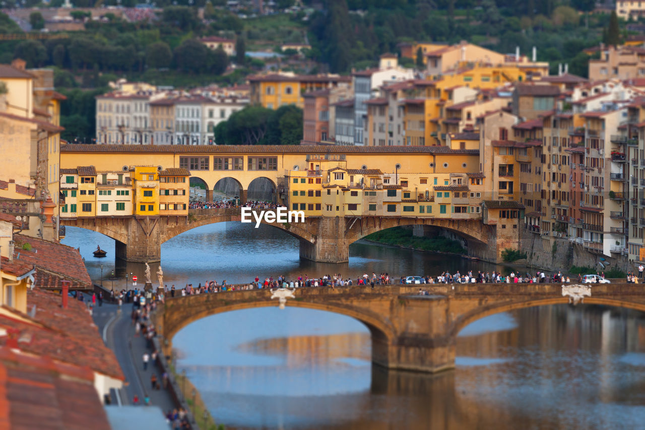 VIEW OF ARCH BRIDGE OVER RIVER IN CITY