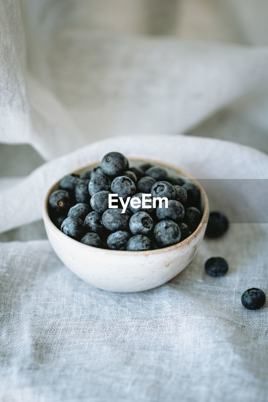 CLOSE-UP OF FRESH FRUITS IN BOWL