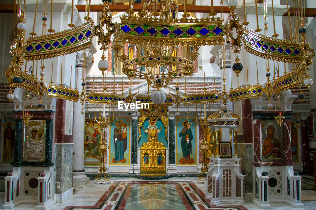 LOW ANGLE VIEW OF SCULPTURE IN TEMPLE