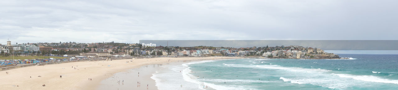 PANORAMIC VIEW OF BEACH AGAINST SKY