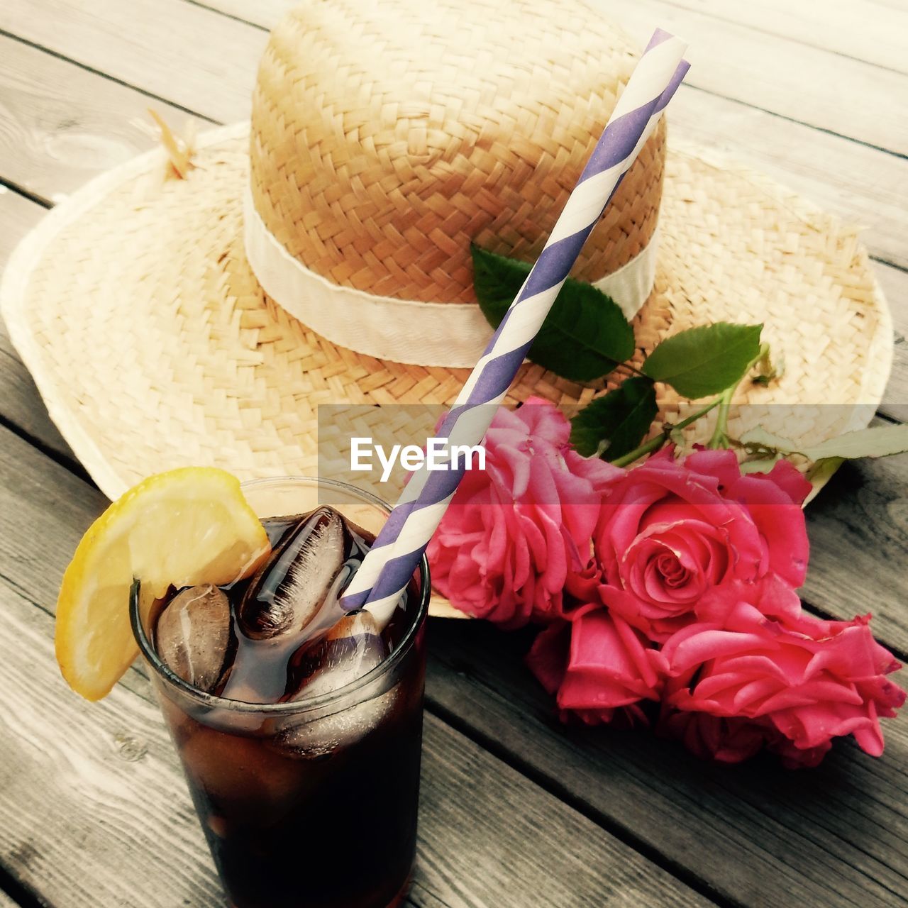 Lemon slice in ice tea on table