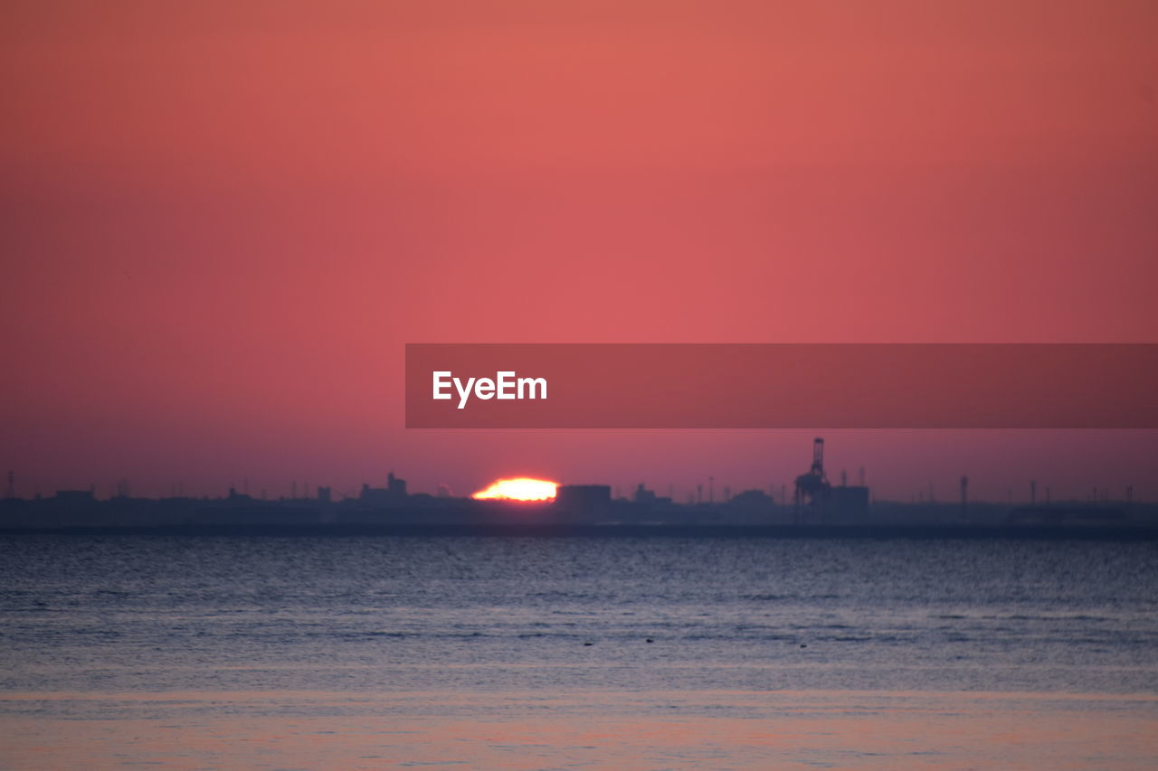 SCENIC VIEW OF SEA AGAINST SKY AT SUNSET