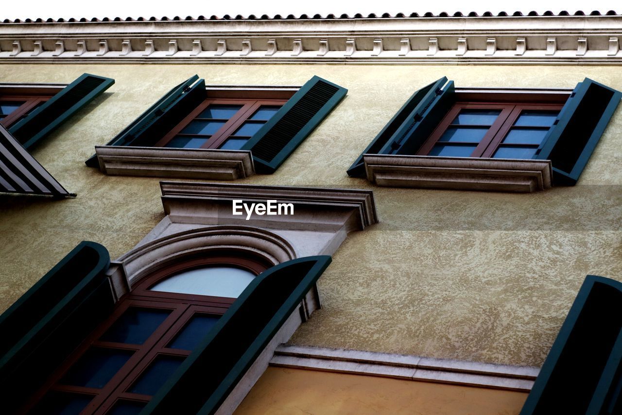 LOW ANGLE VIEW OF WINDOWS ON WALL OF BUILDING