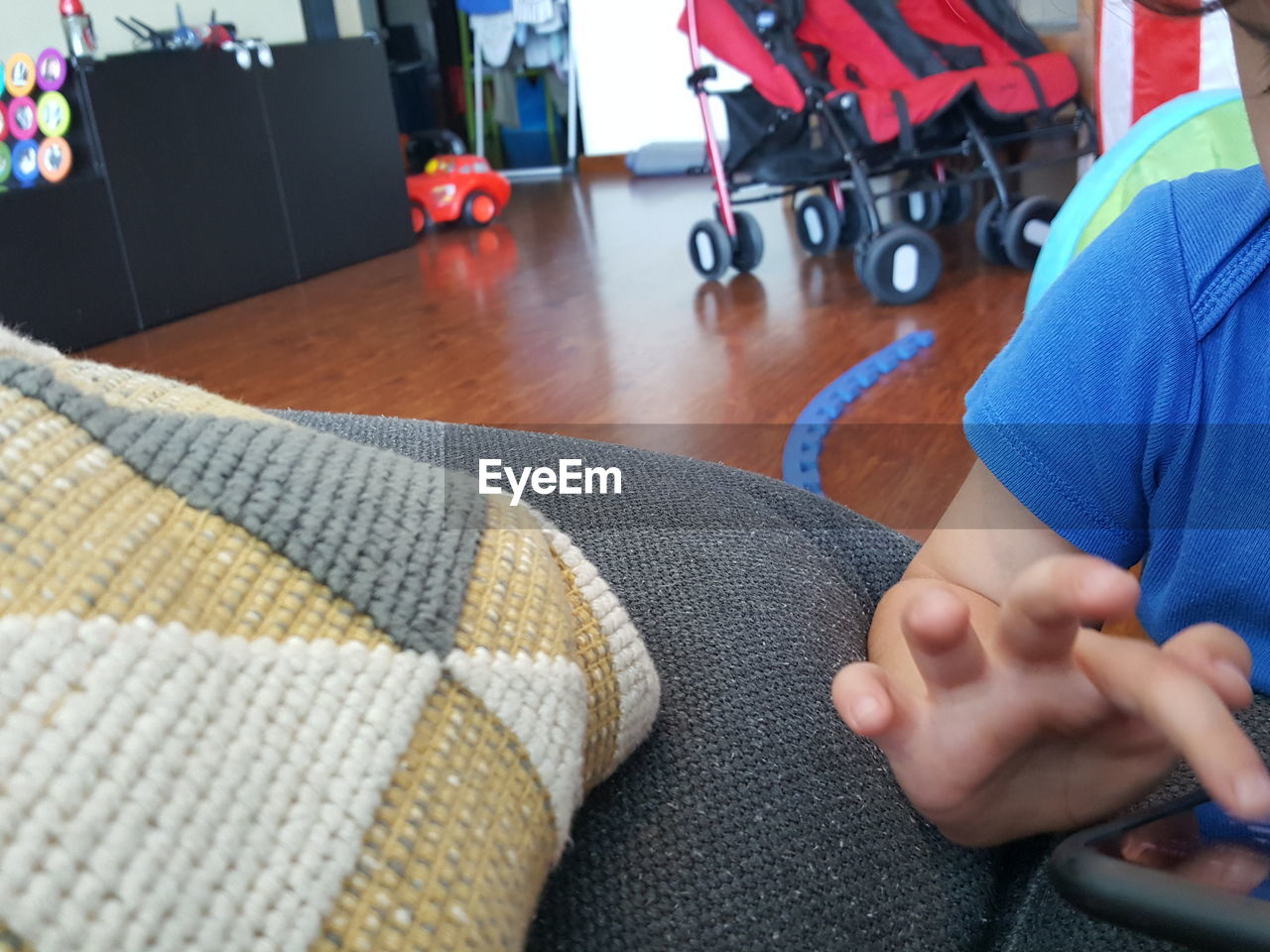 CLOSE-UP OF BABY HAND ON SOFA