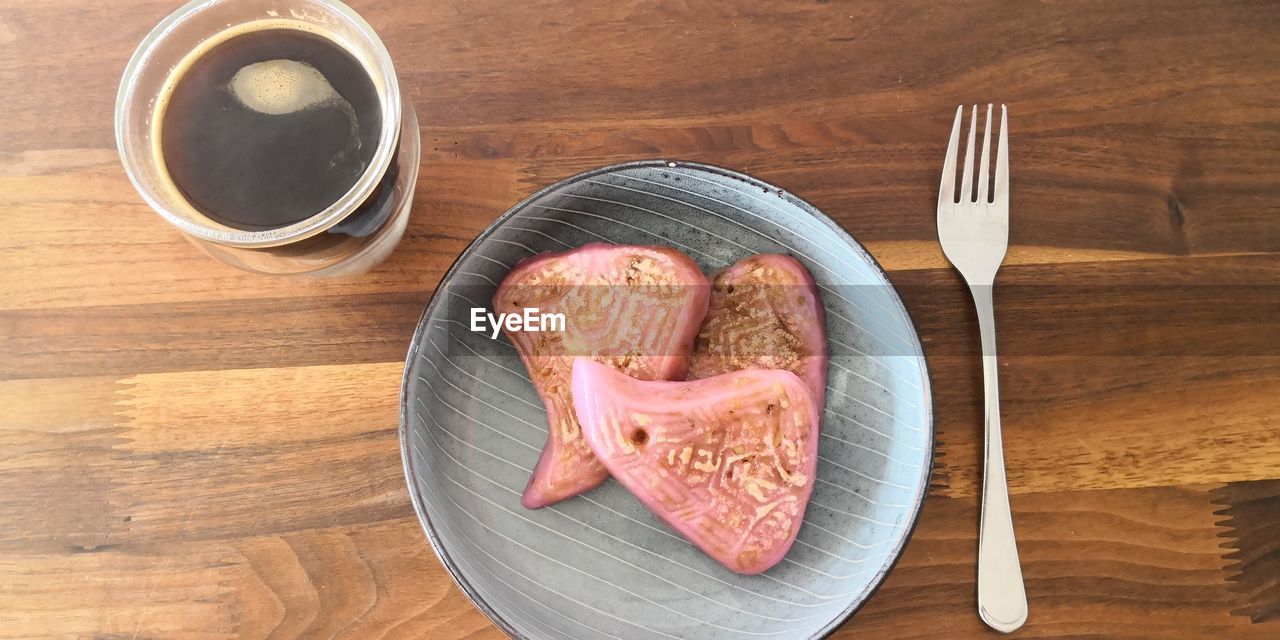 HIGH ANGLE VIEW OF BREAKFAST ON TABLE AT HOME