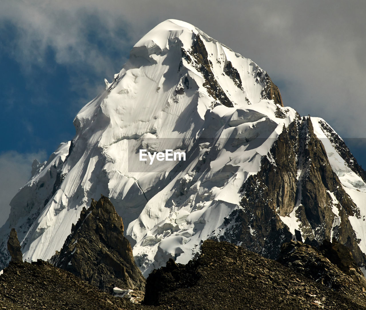 SNOWCAPPED MOUNTAIN AGAINST SKY