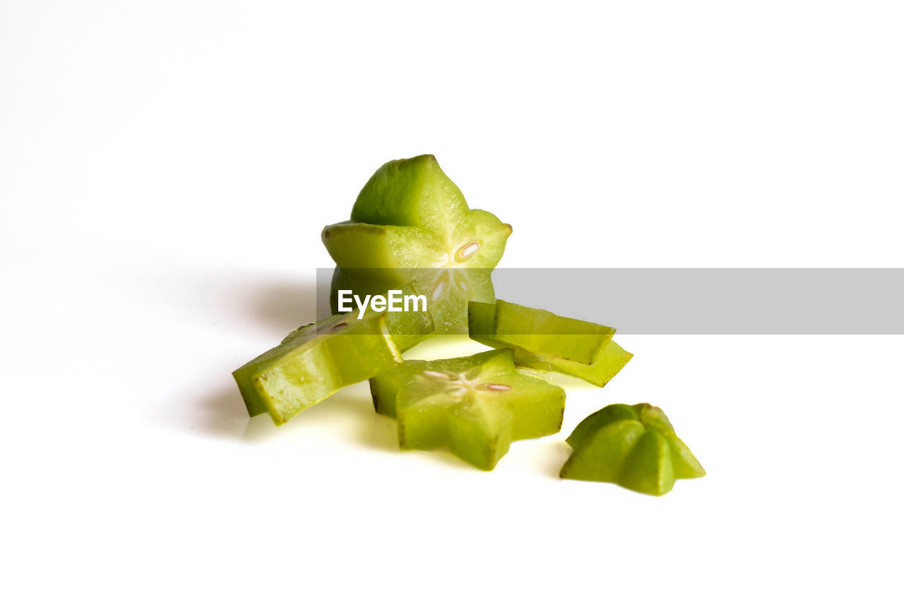 HIGH ANGLE VIEW OF GREEN LEAF AGAINST WHITE BACKGROUND