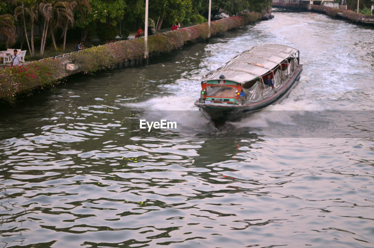 HIGH ANGLE VIEW OF SAILING BOAT IN RIVER