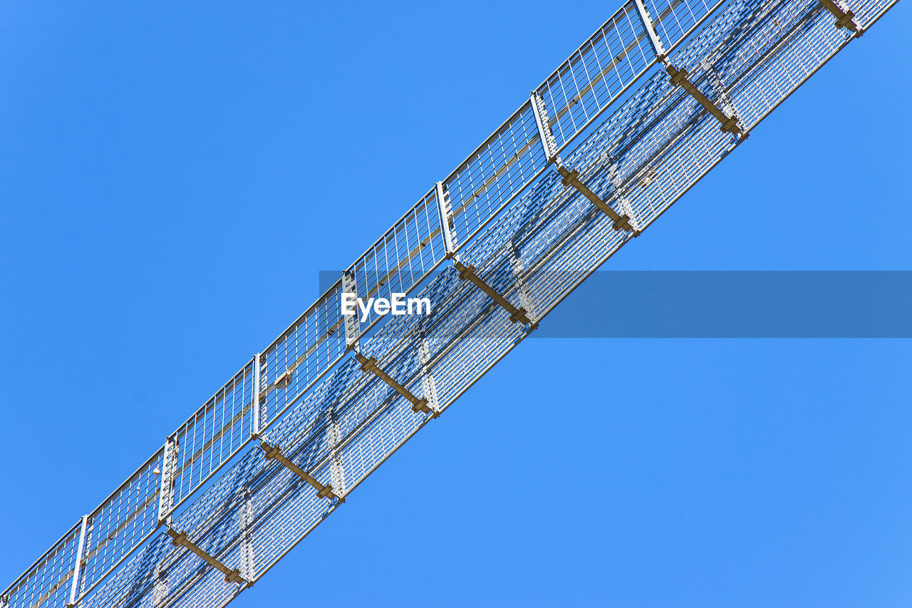 LOW ANGLE VIEW OF CRANE AGAINST CLEAR SKY