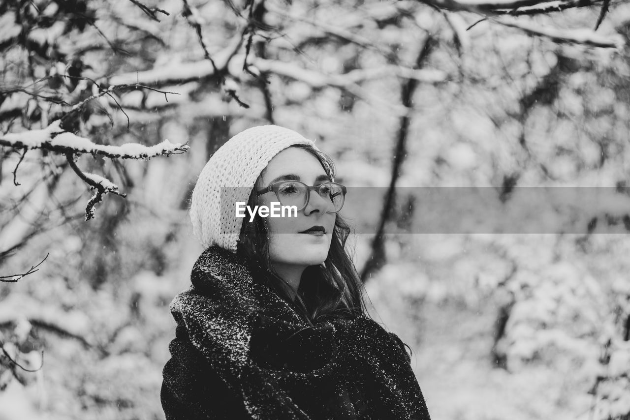 PORTRAIT OF YOUNG WOMAN IN SNOW