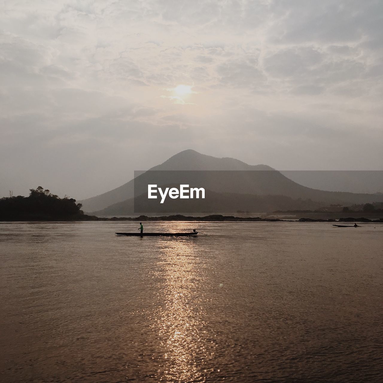 SCENIC VIEW OF LAKE BY MOUNTAINS AGAINST SKY