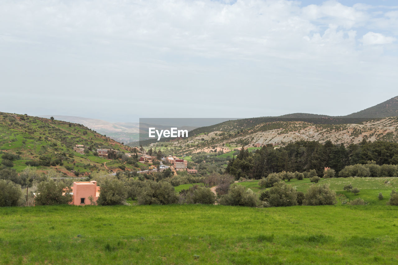 SCENIC VIEW OF LANDSCAPE AND MOUNTAIN AGAINST SKY