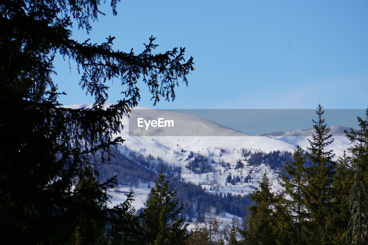 SCENIC VIEW OF SNOW COVERED MOUNTAINS AGAINST SKY